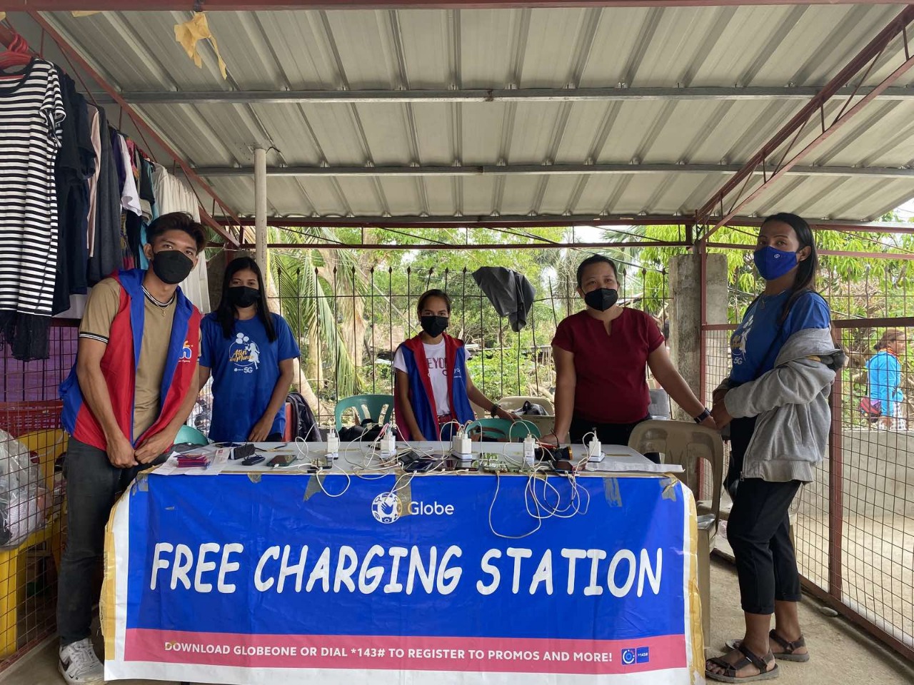 Globe employees on-ground in Palawan setting up the day's Libreng Tawag at Libreng Charging station