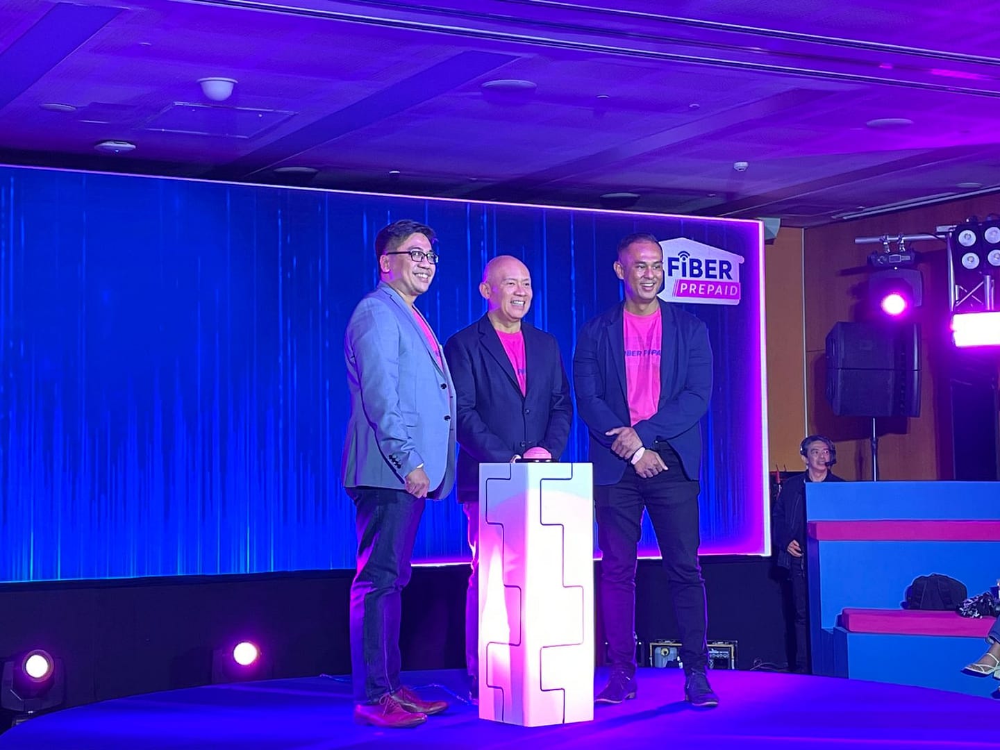 Raymond Policarpio, Vice President of Globe at Home Broadband Business; Ernest Cu, Globe Group President and CEO; and Danny Theseira, Senior Adviser of the Globe Broadband Business Group at the GFiber launch