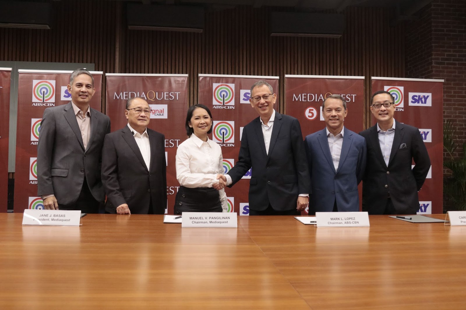 Cignal Cable Acquires 38.88% of Sky Cable for Php 2.86 B; marks new chapter in Pay TV. Present in the signing are (L-R) Smart & PLDT President & CEO Alfredo S. Panlilio, Mediaquest Holdings Chairman Manuel V. Pangilinan, Mediaquest Holdings President & CEO Jane J. Basas, Sky Cable Corp President & CEO Antonio S. Ventosa, ABS-CBN Chairman Mark L. Lopez and ABS-CBN President & CEO Carlo L. Katigbak