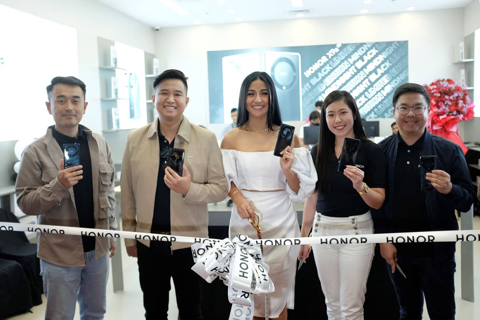 HONOR GTM Manager Steven Yan, HONOR Star Sanya Lopez, Vice President Stephen Cheng, Brand Marketing Manager Joepy Libo-on, and PR Manager Pao Oga