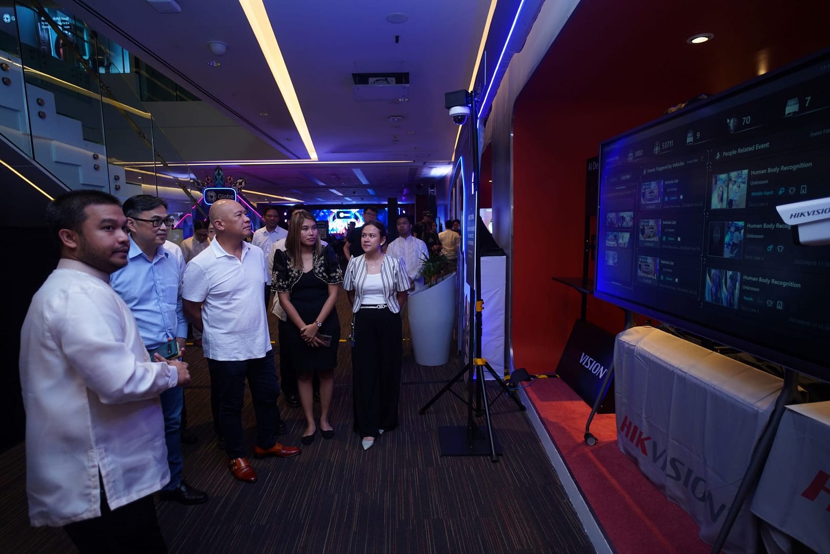 Ernest Cu, Globe Group President and CEO, and Yoke Kong Seow, Globe's Chief Technical Advisor and Head of Network Technical Group, witness a live demo of the Video Surveillance & Analytics solution, one of the 5G use cases showcased at the Innovania event