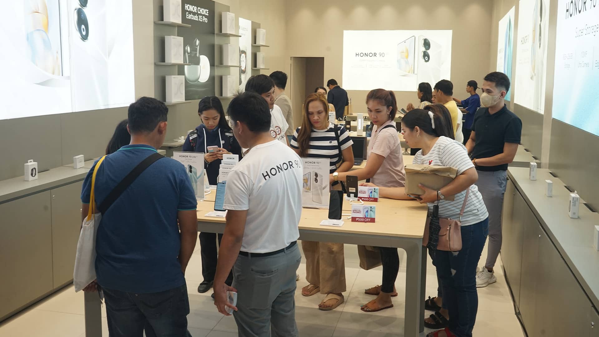 HONOR fans flock at the new Experience Store in SM City Sto. Tomas Batangas