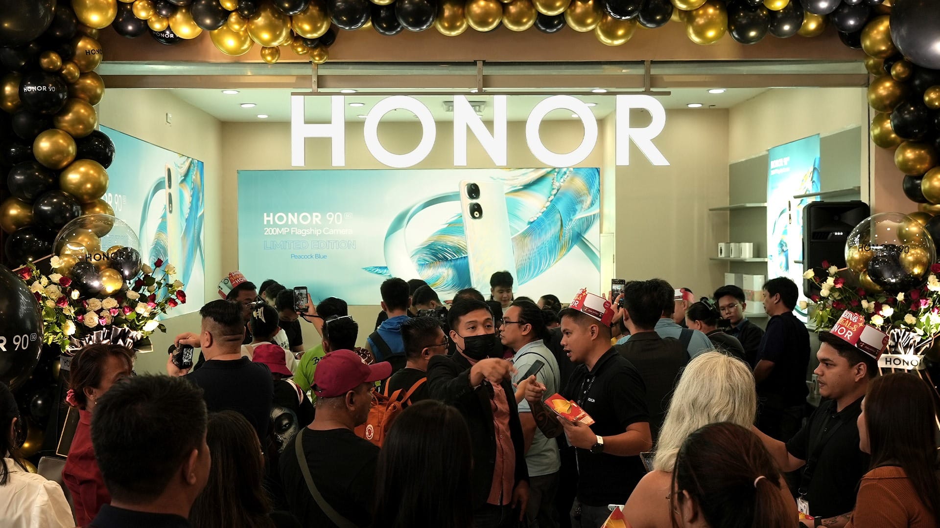 Highly-anticipated HONOR store in SM City Dasmarinas finally opens.