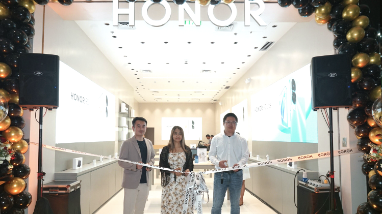 HONOR Philippines GTM Manager Steven Yan with Greentelcom Chief Operating Officer Ma. Theresa Luna and HONOR Philippines Retail Sales Director Tom Yuan